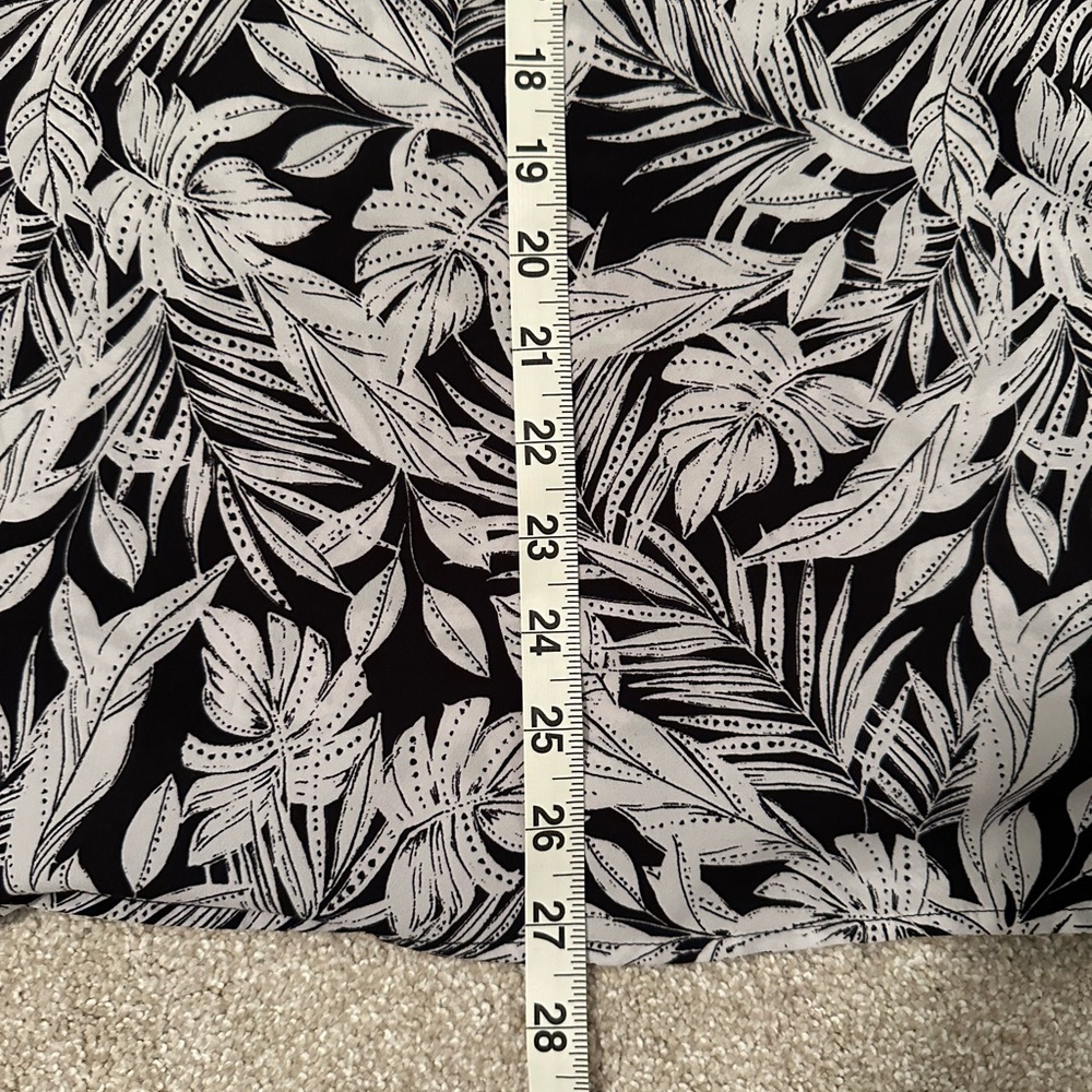 Lane Bryant Size 24 Black White Tropical Leaf Ruffle Flutter Sleeve VNeck Blouse - Picture 8 of 13